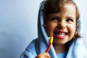 Научите ребенка правильно чистить зубы