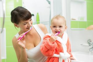 Чистка зубов с ребенком фото